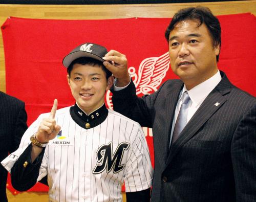 ロッテへ入団が決まり、永野チーフスカウト（右）と写真に納まる秋田商高の成田翔投手