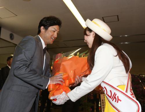 宮崎入りし歓迎セレモニーで花束を受け取る巨人・高橋監督