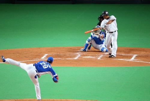 ＜日本・韓国＞２回無死一、二塁、平田は三塁ベースに当たる適時二塁打を放つ
