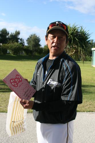 ファンから今季の公式戦の記録をつけたノートを手渡された日本ハム・栗山監督
