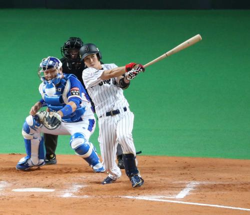 ＜日本・韓国＞８回２死一塁、山田は左翼線に適時二塁打を放つ