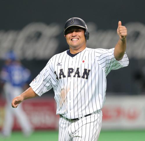 ＜日本・韓国＞５回２死一、二塁、右前適時打を放った平田は笑顔