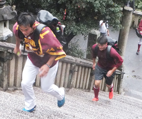 足高神社の階段でトレーニングする楽天・安楽（右）と入野
