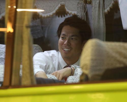 バスの中で笑顔を見せる前田健