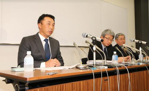 会見する（左から）宮本慎也委員、大鶴基成委員長、加藤善孝委員
