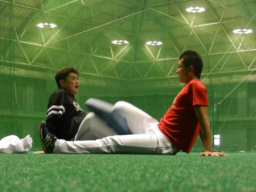 「膝相撲」で千賀の内転筋を鍛えるソフトバンク・工藤監督（左）