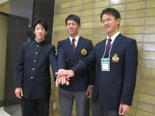 健闘を誓い合った巨人ドラフト指名選手の（左から）２位の早大・重信、１位の立命大・桜井、７位の東海大・中川