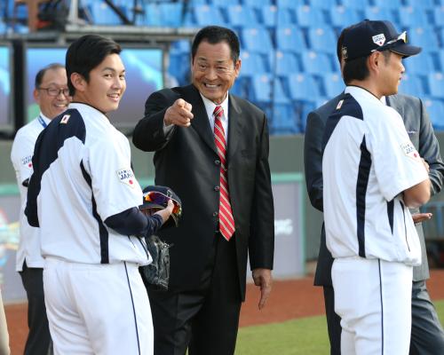 ＜ドミニカ共和国・日本＞試合前、山崎康（左）と小久保監督（右）を激励する中畑氏