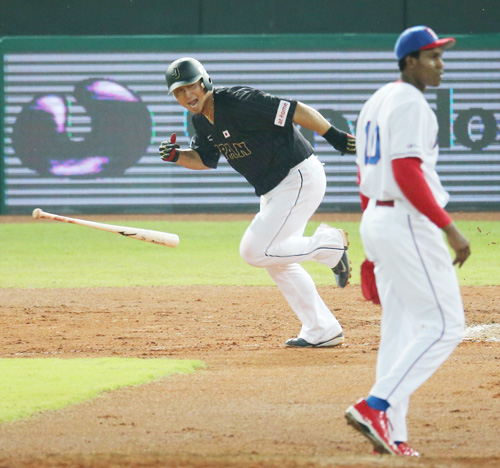 ＜ドミニカ共和国・日本＞８回２死二、三塁、中田は三塁線に勝ち越しの適時二塁打を放ち雄叫びを上げる