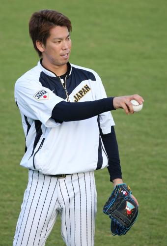試合前、キャッチボールで調整する前田健