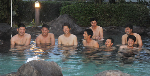 湯布院の露天風呂に浸かり、談笑する（左から）石原、福井、大瀬良、小窪、新井、菊池、中崎、野村