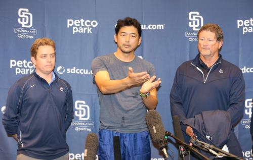 パドレスの球団フロントへの留学を発表する斉藤隆（中央）。左はステインＧＭ補佐、右はホワイトＧＭシニアアドバイザー