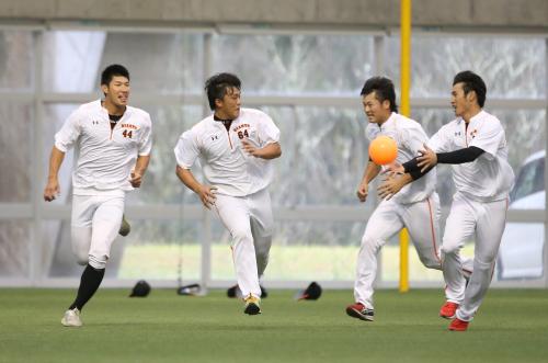 ラグビー風のトレーニングでパスをつなぐ（左から）大田、鬼屋敷、中井、片岡