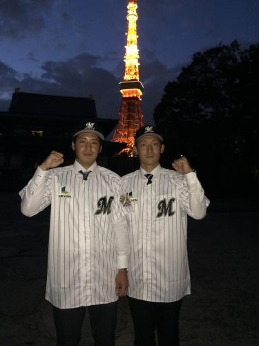 都内有数のパワースポットとして知られる増上寺を参拝し、東京タワーの前で活躍を誓ったＪＲ東日本の関谷（右）と東條