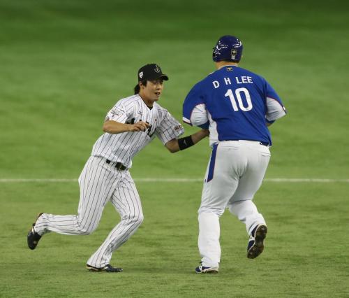 ＜日本・韓国＞２回１死一塁、ミン・ビョンホンの打球をキャッチした山田（左）は李大浩にタッチして併殺に仕留める