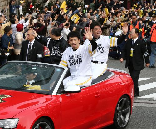 優勝パレードで沿道のファンの声援に応える（左から）孫オーナー、松田、工藤監督