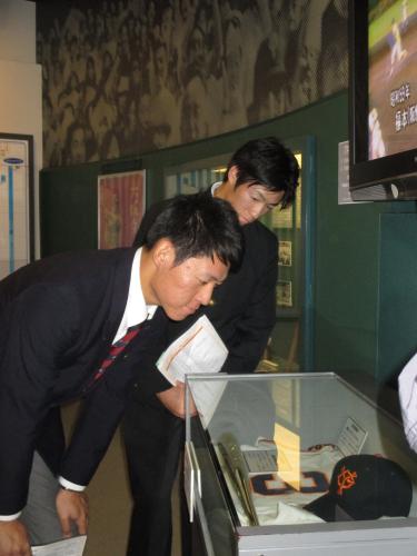 野球殿堂博物館を訪れ、長嶋終身名誉監督のユニホームを見つめる巨人のドラフト１位・桜井（左）と２位・重信