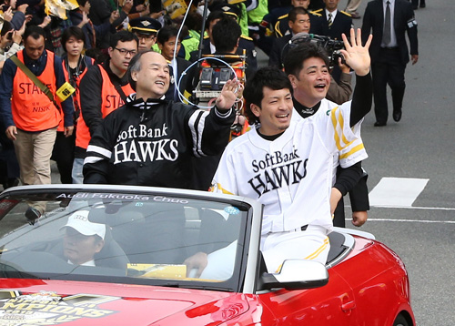 優勝パレードで歓声に応える（左から）孫オーナー、松田、工藤監督