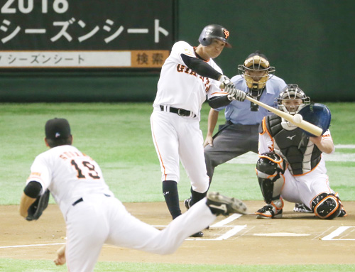 投手・菅野、捕手・阿部と対決し強烈な打球を放つ高橋監督