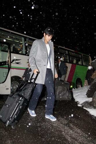雪の降る中、ホテルに到着しバスを降りる日本ハム・大谷