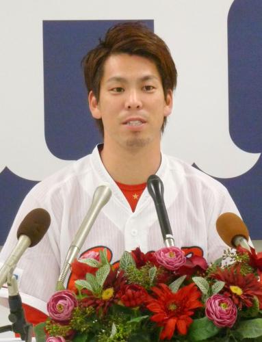 ベストナインに選ばれ、会見する広島・前田。この日、球団に米大リーグ移籍希望を伝えた