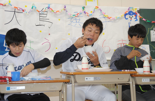 名古屋市熱田区の旗屋小学校で児童と給食を食べる中日・大島