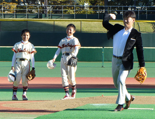 「第１０回井端弘和杯学童野球大会」決勝戦の始球式を行う井端コーチ