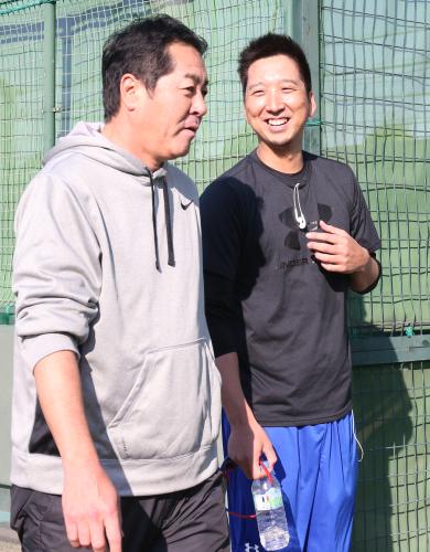 藤川球児は練習中、激励に訪れた母校の先輩・中西清起元投手コーチ（左）と談笑する