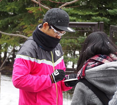 雪が舞う中、ファンのサインに応じる日本ハムの鍵谷