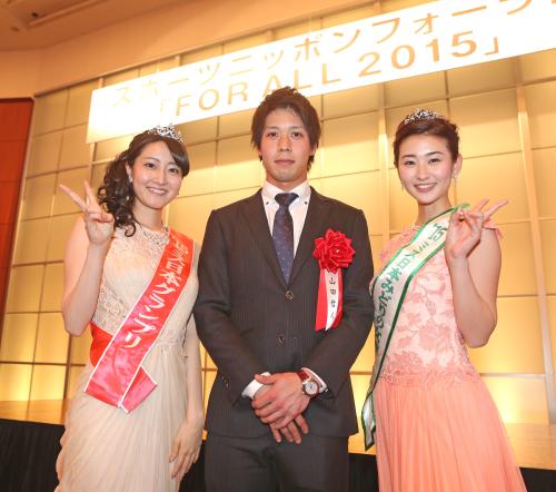 グランプリに輝いた山田（中央）は２０１５年度ミス日本グランプリの芳賀千里さん（左）とミス日本みどりの女神の佐野加奈さんにはさまれご満悦