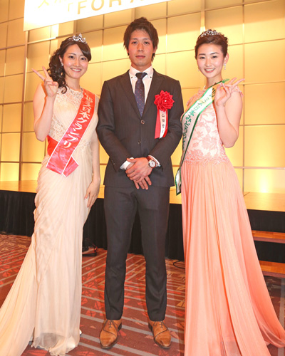 グランプリに輝いた山田（中央）と２０１５年度ミス日本グランプリの芳賀千里さん（左）とミス日本みどりの女神の佐野加奈さん
