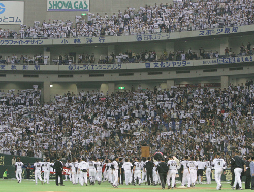 ３９年ぶりにロッテが東京でホームゲーム開催。東京ドームがロッテファンで埋め尽くされる。写真は０５年のアジアシリーズ