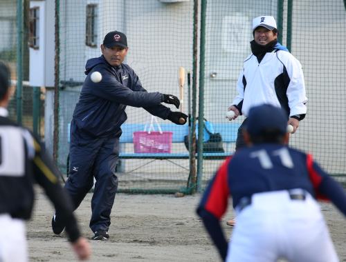 富士吉田市で行った野球教室でノックを打つ田辺監督