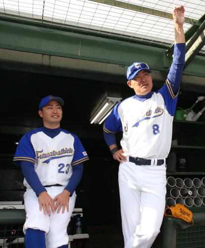吉本芸人らと軟式野球を楽しんだマリナーズ・青木（左）と阪神・福留