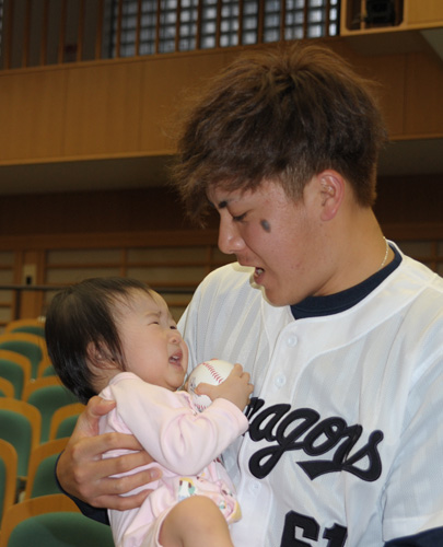 名古屋市大病院を慰問し、抱っこした赤ちゃんに泣かれてしまう中日・若松