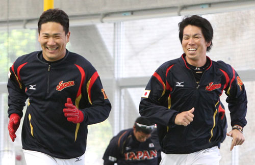 １３年のＷＢＣに日本代表メンバーとして共に戦った田中（左）と前田健。来季メジャーで投げ合いが実現するか注目だ