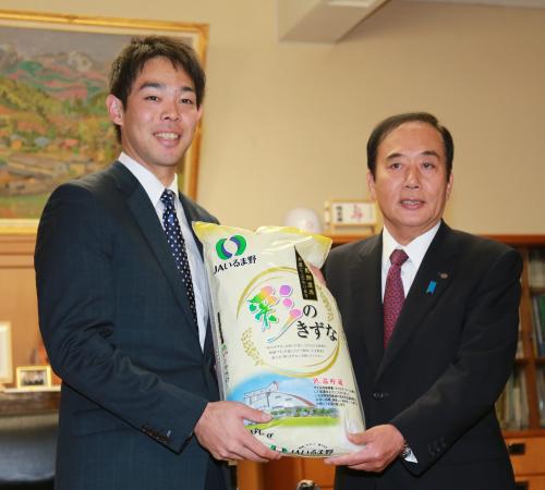 上田埼玉県知事（右）から副賞の米を受け取る秋山