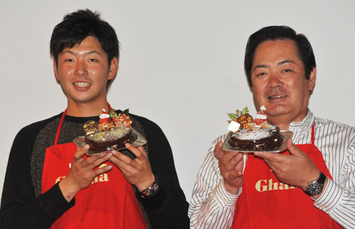 ケーキ作りに挑戦し、自信作を披露する広島・大瀬良（左）と北別府氏