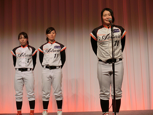 卒業セレモニーであいさつした（左から）渚、中島、大田の３投手