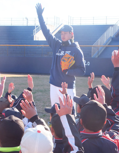 子どもたちに「投手が好きな人？」と質問して、一緒に手を挙げる西武・高橋光