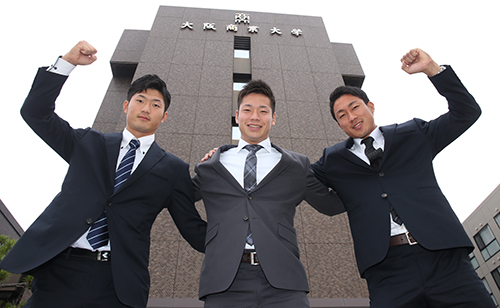 （左から）広島・岡田明丈、オリックス・近藤大亮、楽天・吉持亮汰は母校・大阪商業大学で活躍を誓う