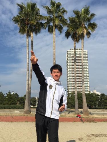 須磨海岸の願いが叶うという椰子の木の前で投球フォームを見せる巨人のドラフト１位・桜井