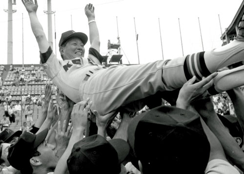全日本大学野球選手権で優勝し胴上げされる慶大の前田監督（８７年６月撮影）