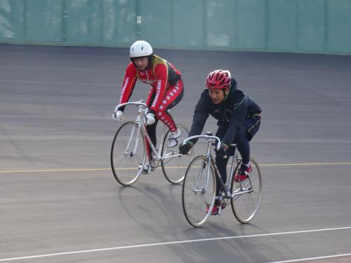 競輪選手の松岡孝高（左）と熊本市内で競輪トレを行ったヤクルト・山中