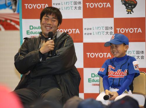 野球少年の質問に笑顔で答える上原（左）