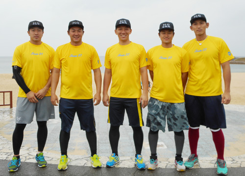 おそろいのＴシャツ姿で笑顔を見せる“嶋ップ”のメンバー（左から）哲朗、枡田、嶋、銀次、中川