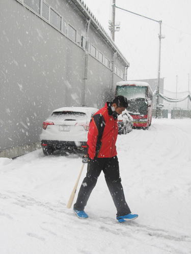 大雪の中、球団施設間を移動する楽天・オコエ