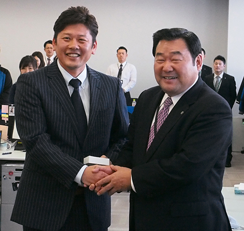 日本ハムのスペシャルプロジェクトメンバーに就任した稲田直人氏（左）と竹田憲宗球団社長
