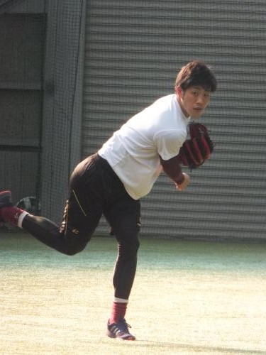 仙台市内のコボスタ宮城の室内練習場でキャッチボールを行う楽天・北川