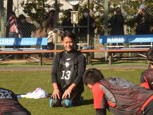 外でファンが見守る中、練習中に笑顔を見せる平沢
